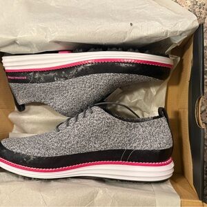 Cole Haan Women’s Gray and Black Golf Spikeless Sneakers w/ Pink Accents Size 9